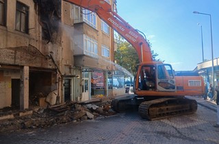 Gemlik Belediyesi’nden Metruk Binalara Güvenli Yıkım Çalışması